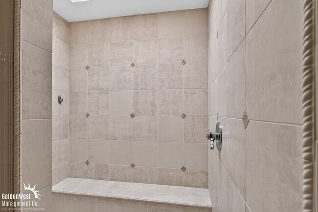 Building Photo - Beautiful 2Bdm 2Ba Home Located in the Biltmore Area!