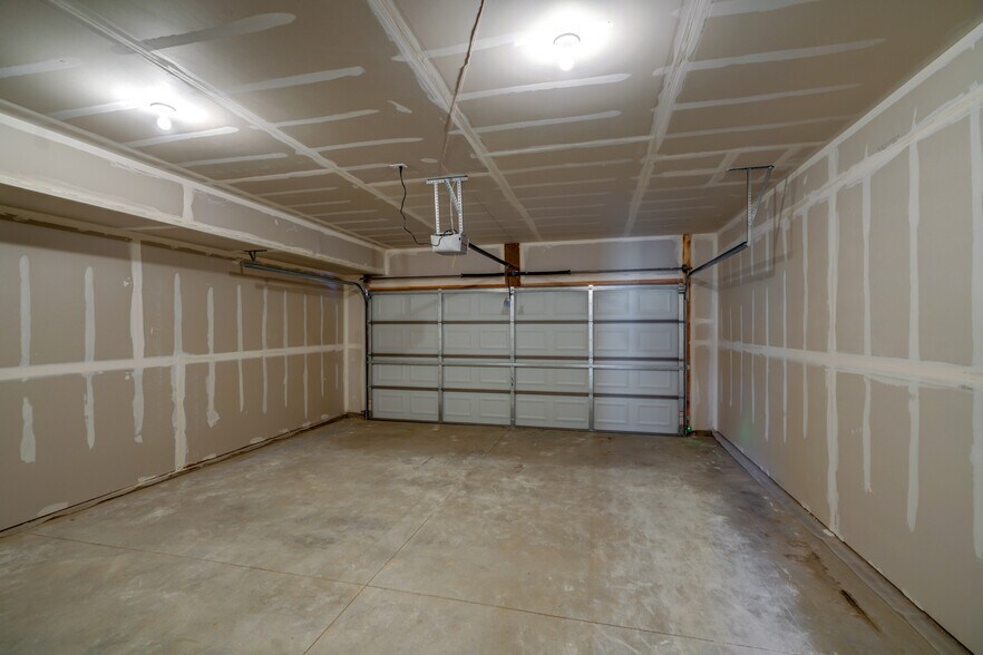 Building Photo - 677 Julia Way