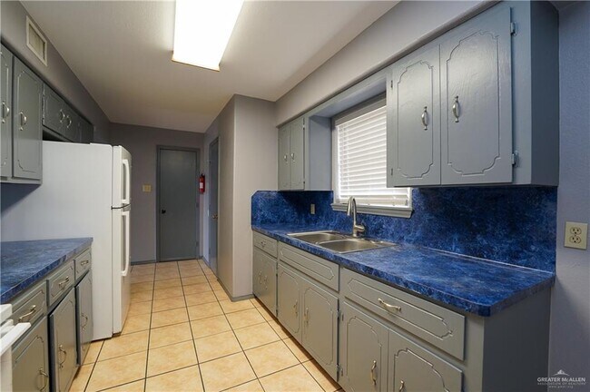 Building Photo - 204 E Gomez Dr