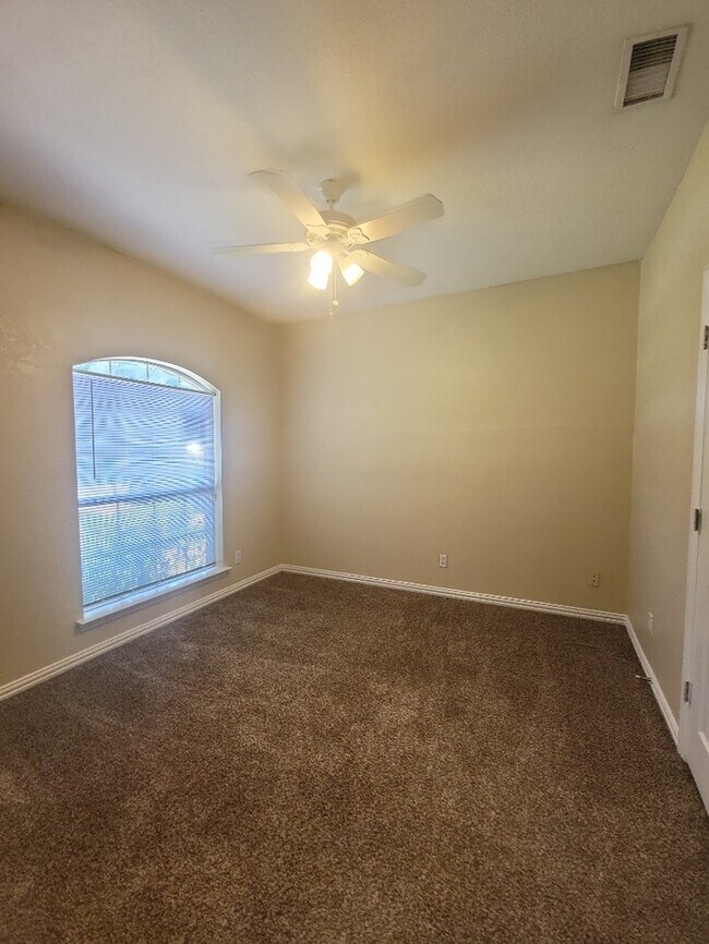 Building Photo - BURLESON 3/2/2 HOME