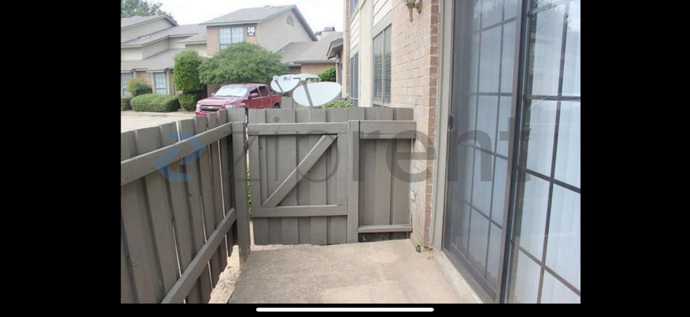 Building Photo - Unit A