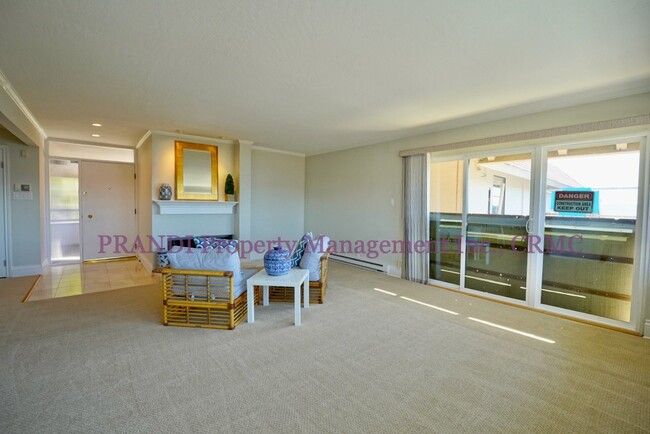 Building Photo - Top Floor, Corner Unit Condo with Panorami...