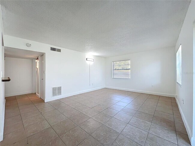 Building Photo - 2569 N Alafaya Trail