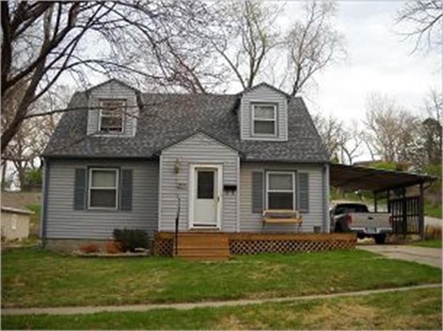 Front, covered parking with large fenced back yard. - 1516 Linden Way