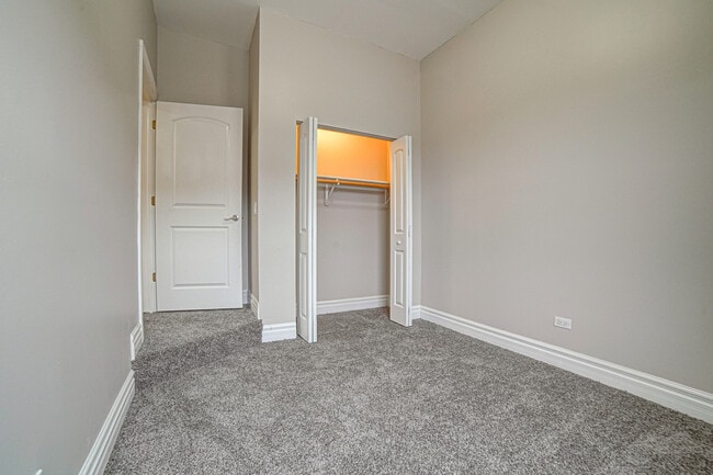 Building Photo - 4858 S Prairie Ave