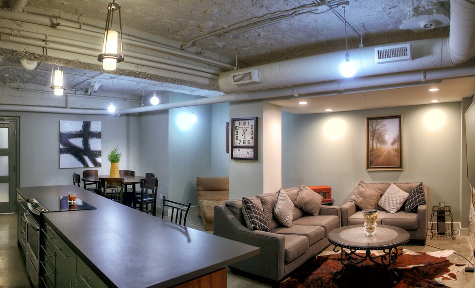 Building Photo - 509 W Spring St