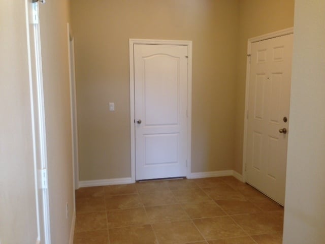 Building Photo - Beautiful 3 bedroom, 2.5 bath townhouse in...