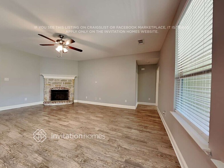Building Photo - 1304 Roadrunner Dr