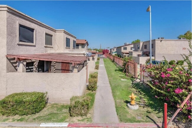 Building Photo - 4024 W Reade Ave