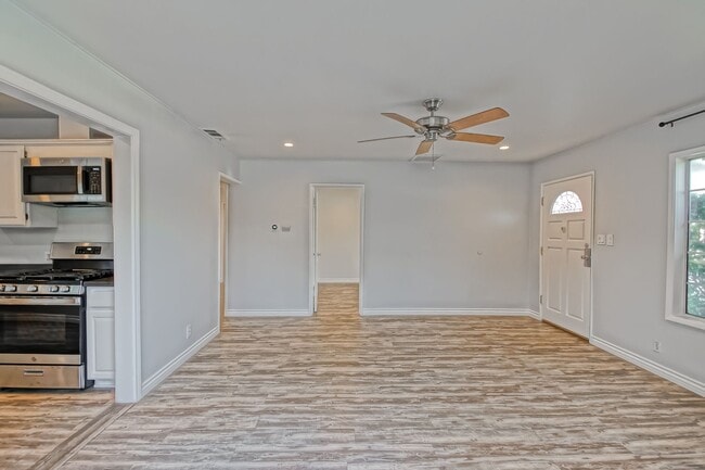 Building Photo - CHARMING & AIRY HOME W/ SPACIOUS FENCED YARD & LARGE 2-CAR GARAGE CLOSE TO SCHOOLS, SHOPPING & MI...