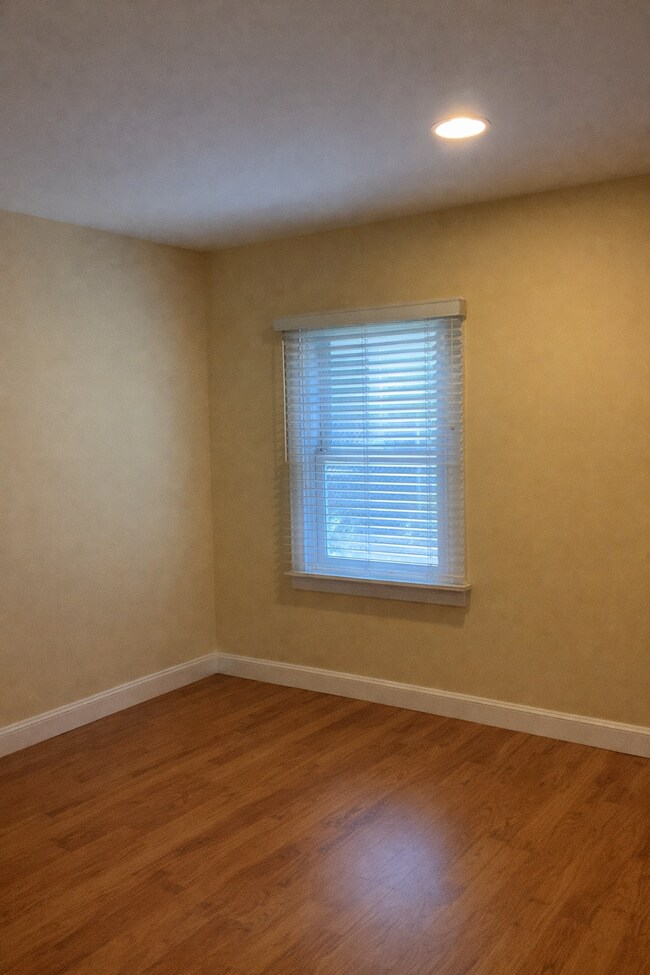 Building Photo - "Charming 3-Bedroom Oasis on Sunset Avenue – 1892 Sq. Ft. of Comfort and Style in Pasadena!"