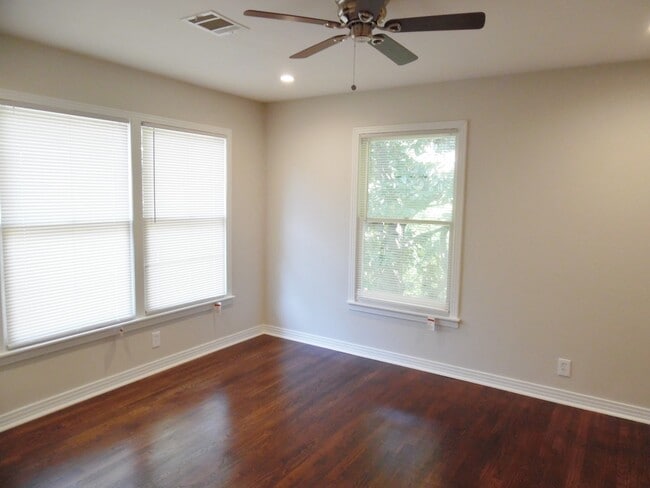 Building Photo - Total Remodel Townhome-Like Unit in Berkel...