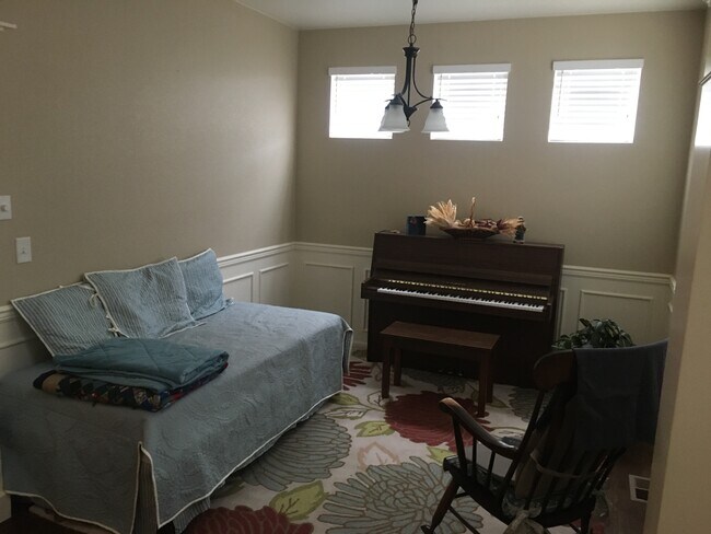 Bonus room - 6269 Maverick Ave