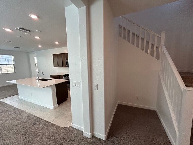 Building Photo - 1168 E Sabino Dr