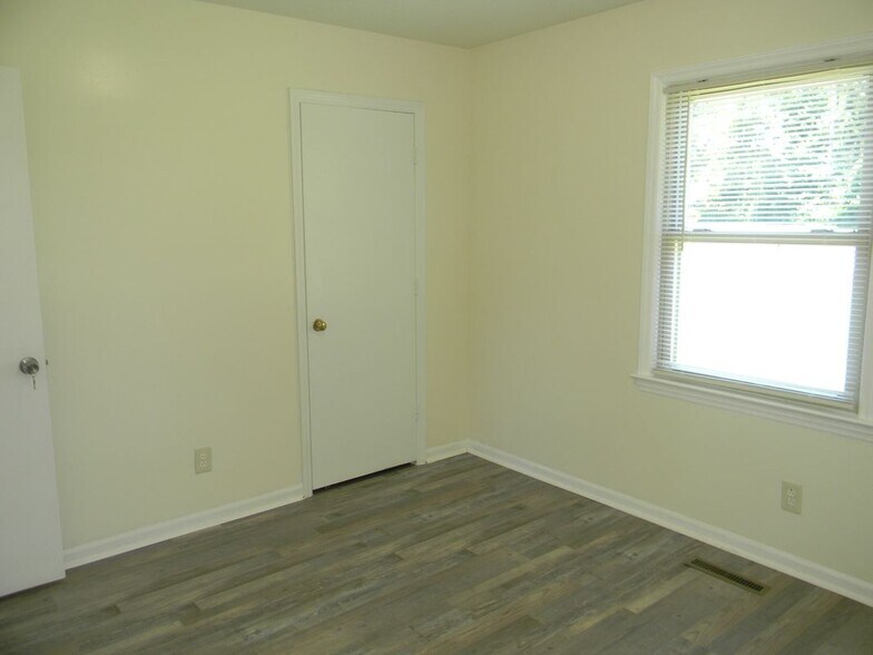 Building Photo - 802 Westview Ct