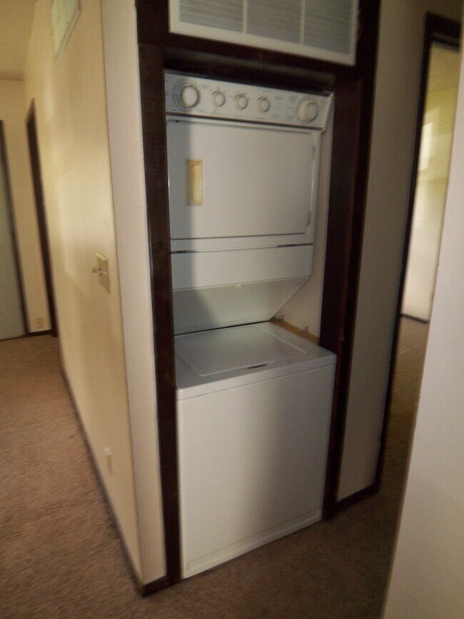 Building Photo - SPACIOUS 3 BEDROOM w/ IN UNIT LAUNDRY!-123...