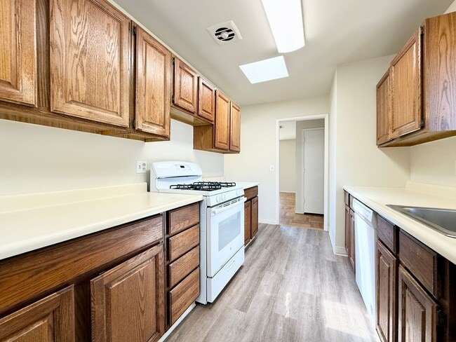 Building Photo - Spacious Ranch-Style Home with Bonus Room ...