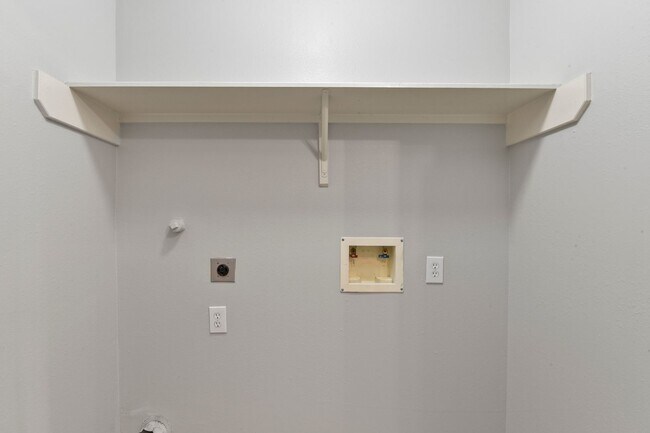 Building Photo - Stunning Corner Unit Townhome - Move-in special: Receive $100 off both your first and second mont...