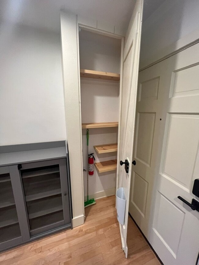 Building Photo - Walk to Campus From This Cute 2 Bedroom Back House