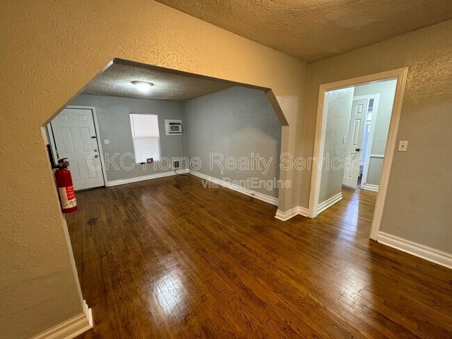 Building Photo - 1319 N Gatewood Ave