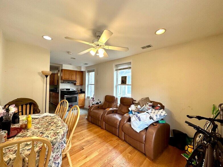 Building Photo - 10 Moreland St