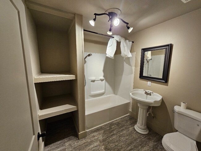 Building Photo - 704 NE Front St