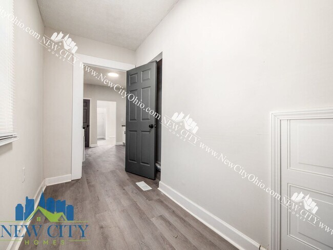 Building Photo - 2737 1/2-878-872 Sullivant Ave