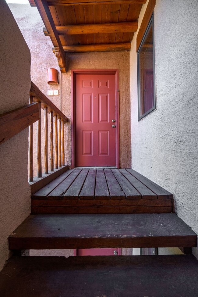 Building Photo - Sweet, Small Private Unit Available Now!
