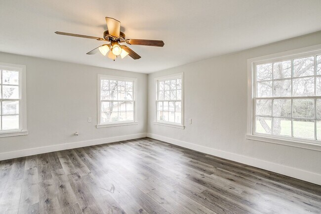 Building Photo - Fully Remodeled 3 Bed, 2 Bath Home in River Oaks w/ Basement- 76114