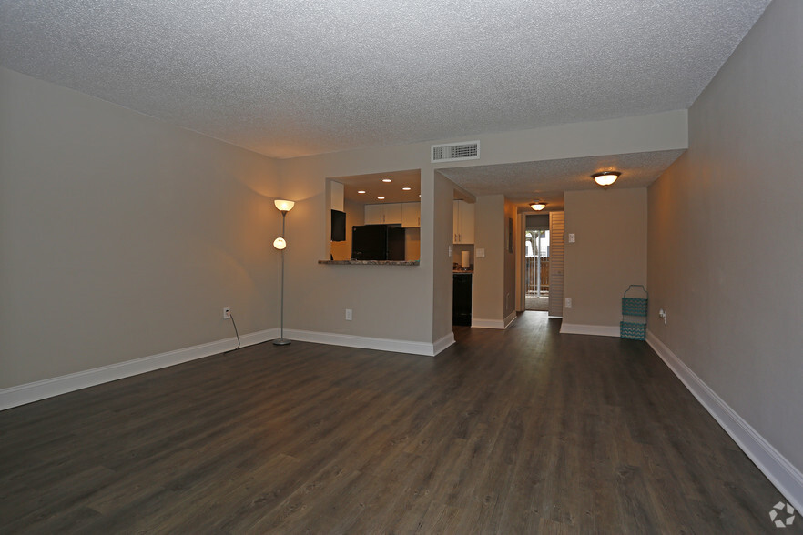 1BR, 1BA w/ Patio - 636 SF - Living - Veranda Flats