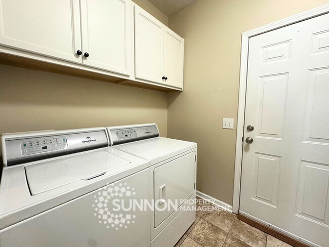 Building Photo - Charming 3-Bedroom Ranch with Sunroom & Wo...
