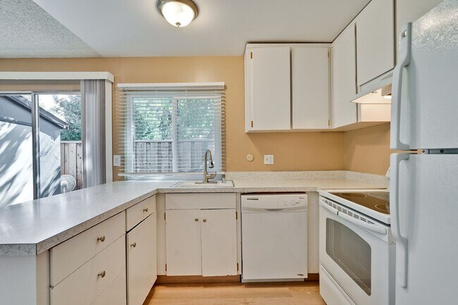 Building Photo - Remodeled 2 Bed 1 Bath Condo!
