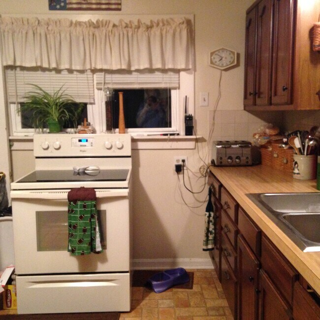 Building Photo - 1349 Newton St