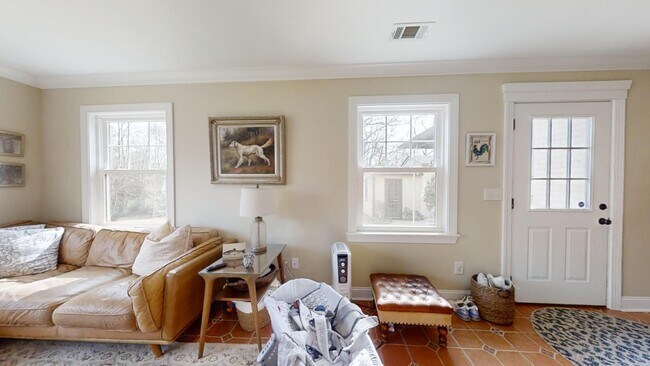 Building Photo - Gorgeous and updated home in Heart of Auburn