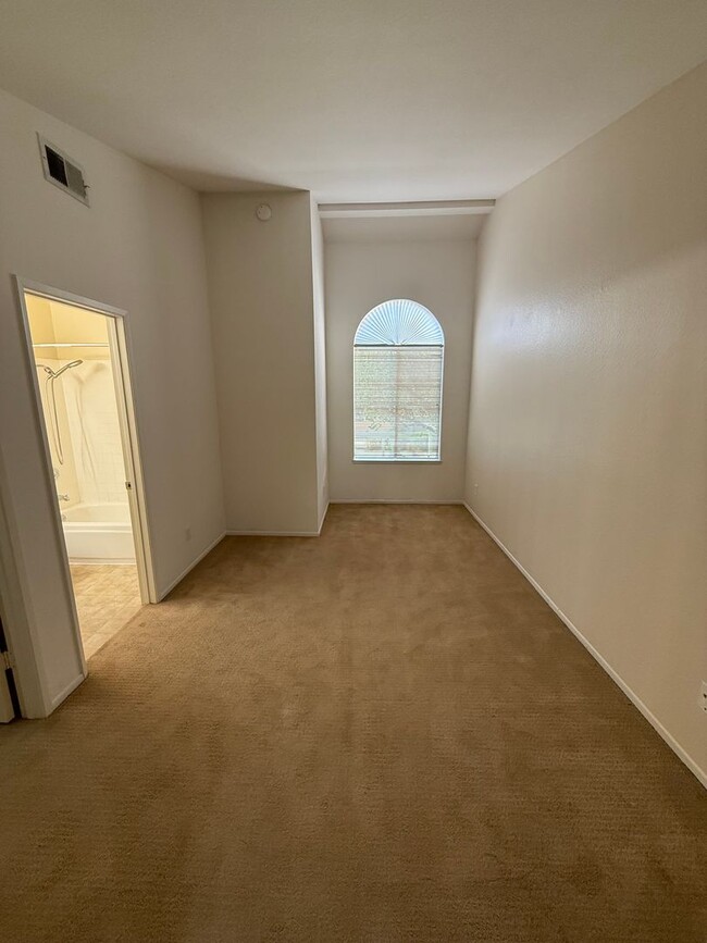 Building Photo - Beautiful 2 Bed, 2.5 Bath Two-Story Townho...