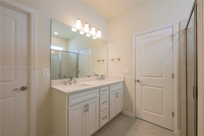 Building Photo - 12300 SW Myrtle Oak Dr