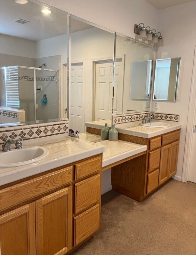 Building Photo - Luxury LAKEFRONT property!!!