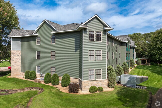 Building Photo - Majestic Greens