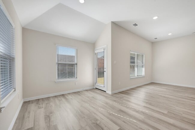 Building Photo - 2810 Woodbrook Dr