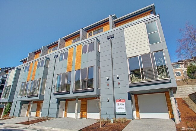 Building Photo - 3bd/2.25ba Issaquah Townhome