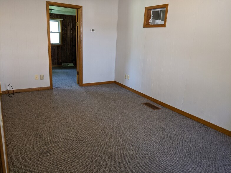 Building Photo - 406 11th St NE