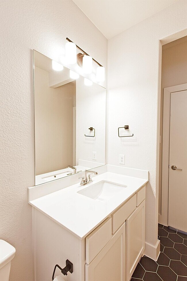 Building Photo - 1405 Bronson Ct