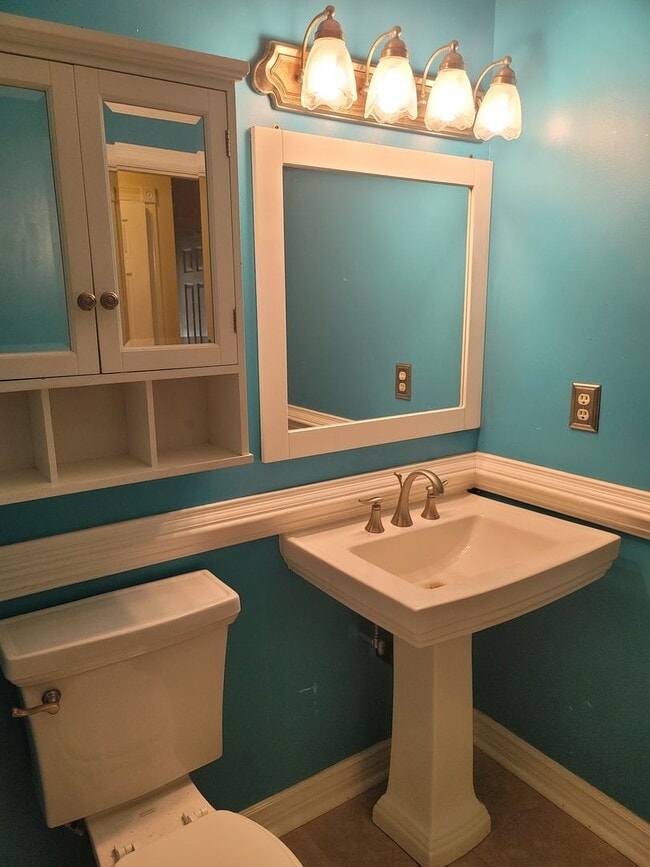 Building Photo - New to the Rental Market!  3 Bdrm/ 2.5 Bath Tri-Level Home! Located in Quiet Neighborhood!