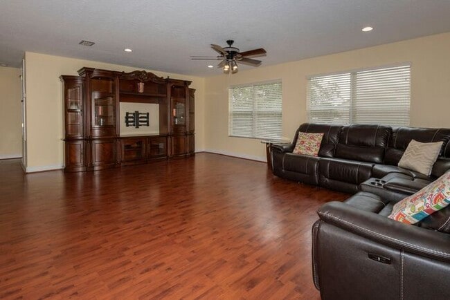 Building Photo - BEAUTIFUL 5 Bedroom/4 Bath Home Located in...