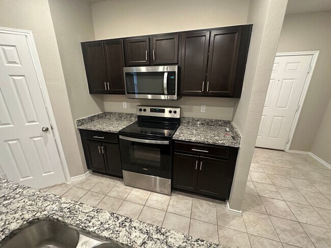 Building Photo - AVAILABLE NOW!