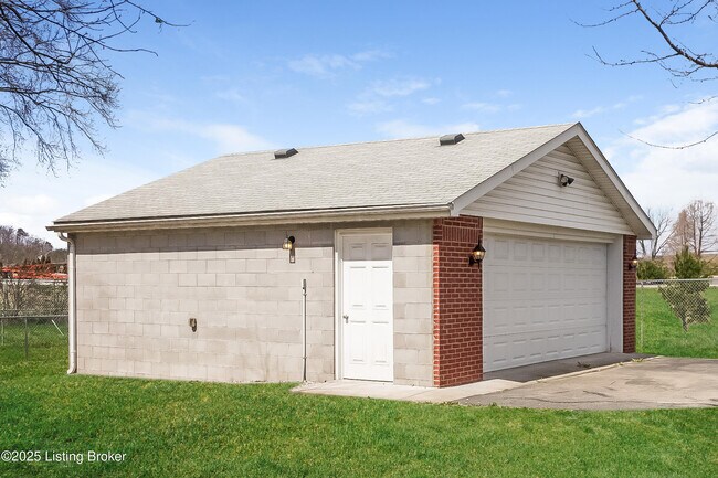 Building Photo - 9412 Titan Dr