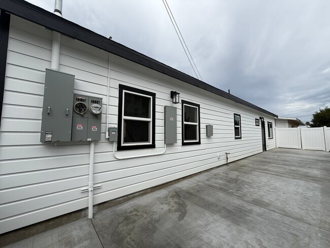 Building Photo - 323 S Kroeger St