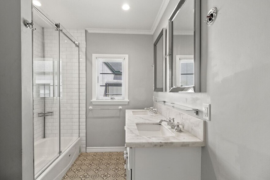 Building Photo - 2682 E Villa St