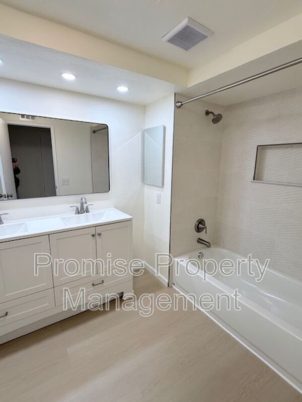 Building Photo - 1320 La Miranda Ave