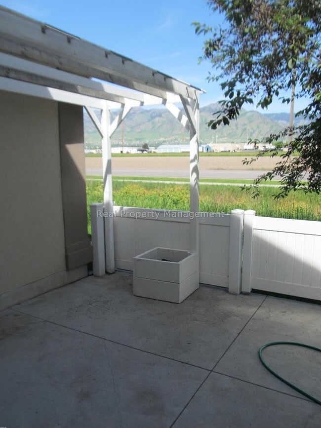 Building Photo - 2 br with bonus room!  beautiful townhouse end unit, available in April! Pet Friendly..